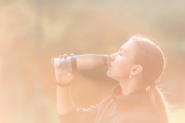 Ευτυχισμένο σπορ γυναίκα πόσιμο νερό κατά τη διάρκεια ασκήσεων γυμναστικής — Φωτογραφία Αρχείου