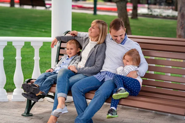 Família feliz se divertindo juntos no parque ao ar livre — Fotografia de Stock