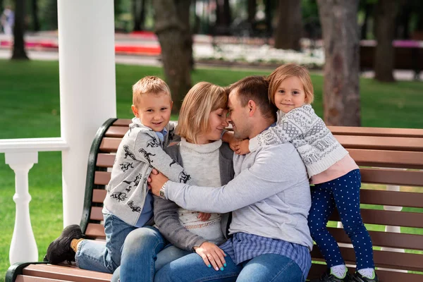 屋外の公園で一緒に楽しむ幸せな家族 — ストック写真