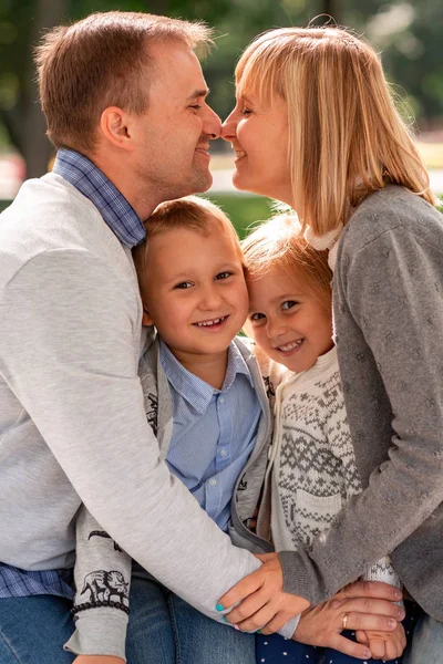 Familia feliz divirtiéndose juntos en el parque al aire libre —  Fotos de Stock