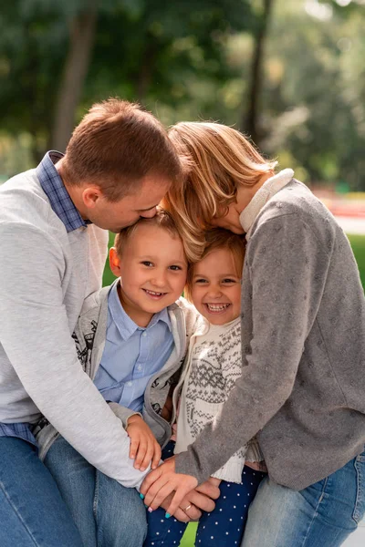 Família feliz se divertindo juntos no parque ao ar livre — Fotografia de Stock