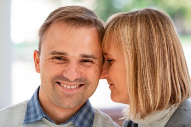 Mutlu genç çift sarılma ve parkta birlikte gülüyor