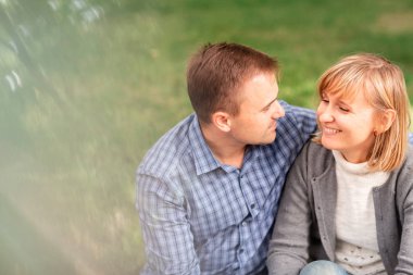 Mutlu genç çift sarılma ve parkta birlikte gülüyor