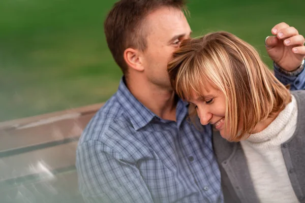 Feliz joven pareja abrazándose y riendo juntos en el parque —  Fotos de Stock