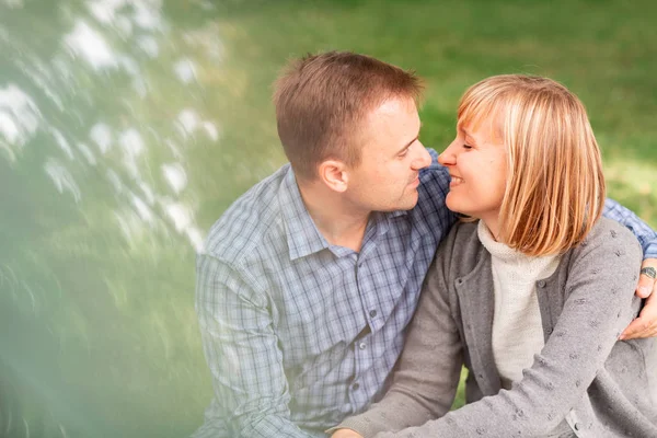 Szczęśliwa Młoda para przytulanie i śmiech razem w parku — Zdjęcie stockowe