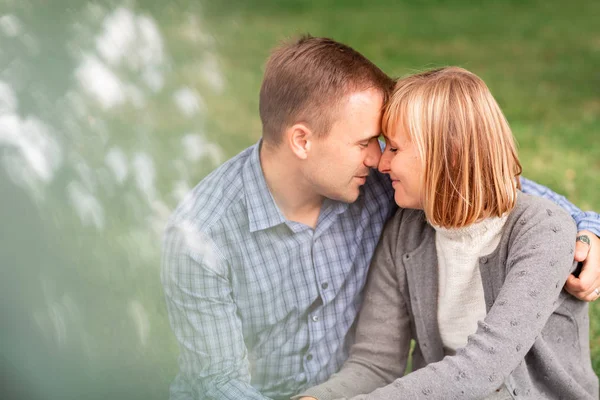 Happy young couple hugging and laughing together in the park — Stock Photo, Image