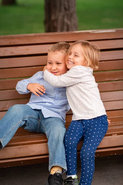 Dois meninos felizes e uma menina sorrindo juntos — Fotografia de Stock