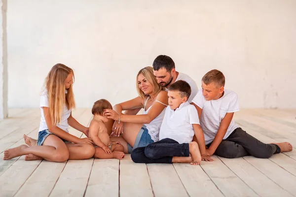 Duża szczęśliwa Rodzina z czterema dziećmi w pomieszczeniu — Zdjęcie stockowe