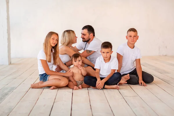 Velká šťastná rodina se čtyřmi dětmi uvnitř — Stock fotografie