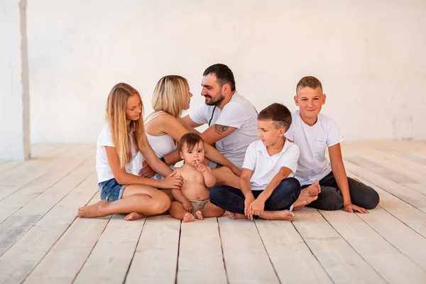 Big happy family with four kids indoors — Stock Photo, Image