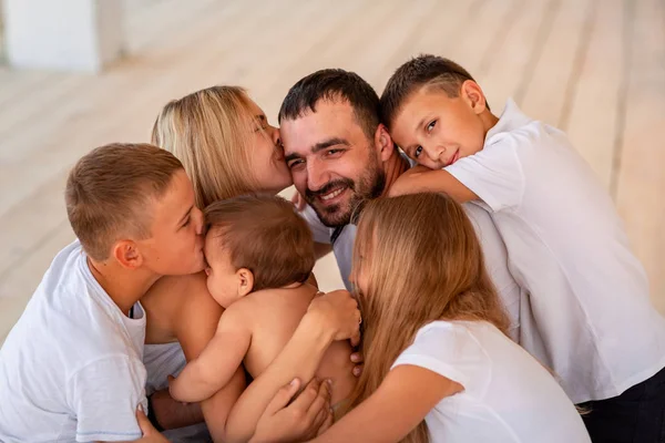Big happy family with four kids indoors — Stock Photo, Image