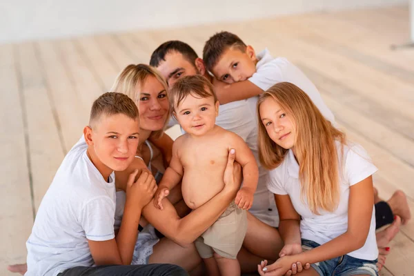 大幸福的家庭，有四个孩子在室内 — 图库照片