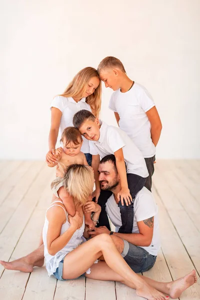 Big happy family with four kids indoors — Stock Photo, Image