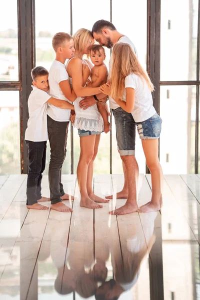 Grote gelukkige familie met vier kinderen binnenshuis — Stockfoto