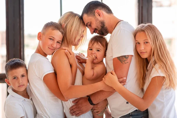 실내에서 4 명의 아이들과 함께하는 큰 행복한 가족 — 스톡 사진