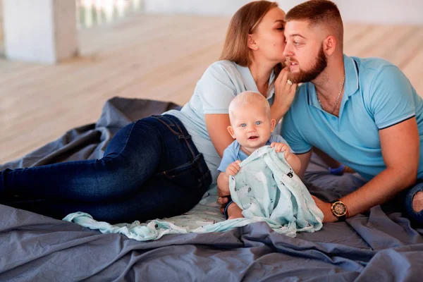 年轻的幸福家庭与婴儿在室内 — 图库照片