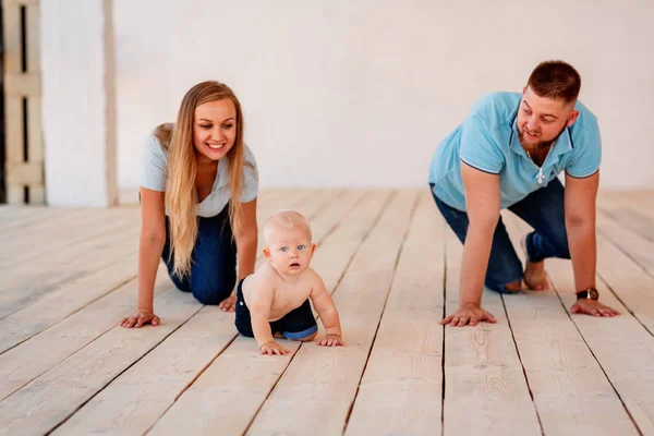 Joven familia feliz con el bebé en el interior —  Fotos de Stock