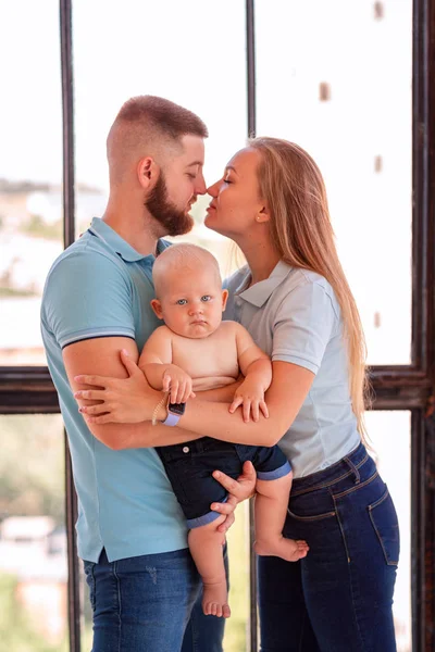 Jeune famille heureuse avec le bébé à l'intérieur — Photo
