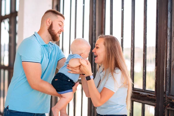 Jonge gelukkige familie met de baby binnenshuis — Stockfoto