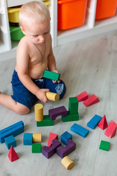 Cute baby boy playing with building blocks — Stock Photo, Image