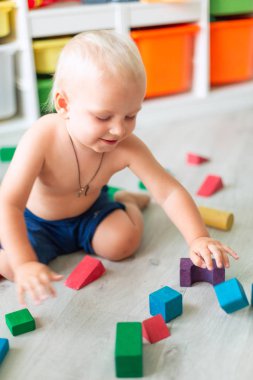 Sevimli bebek çocuk yapı taşları ile oynarken