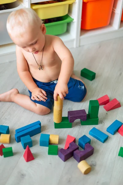 Cute baby boy playing with building blocks — Stock Photo, Image