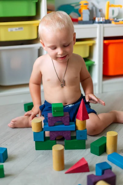 Cute baby boy playing with building blocks — Stock Photo, Image