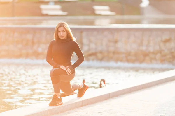 Fitness vrouw stretching outdoor in stedelijke omgeving — Stockfoto