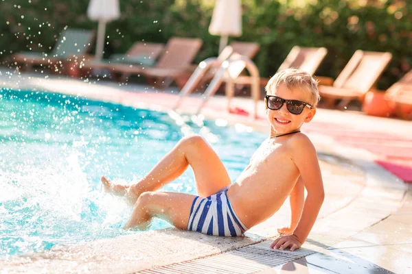 Fröhlicher Kleiner Junge Hat Spaß Pool Resort — Stockfoto