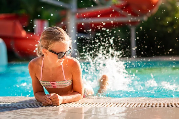 Feliz Hermosa Chica Divirtiéndose Piscina Complejo — Foto de Stock