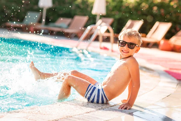 快乐的小男孩在度假村的游泳池里玩得很开心 — 图库照片