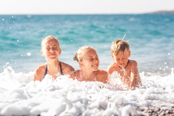 Ευτυχισμένα Παιδιά Στην Παραλία Διασκεδάζουν Στα Κύματα — Φωτογραφία Αρχείου
