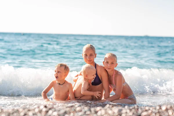 Glückliche Kinder Strand Die Spaß Den Wellen Haben — Stockfoto