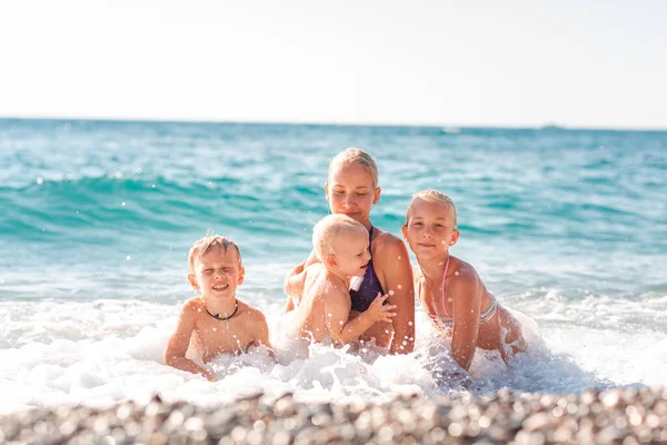 Niños Felices Playa Divirtiéndose Olas — Foto de Stock