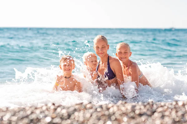 Gelukkige Kinderen Het Strand Hebben Plezier Golven — Stockfoto