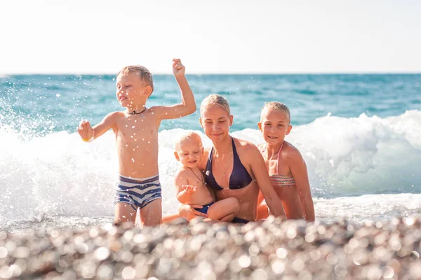 Gelukkige Kinderen Het Strand Hebben Plezier Golven — Stockfoto