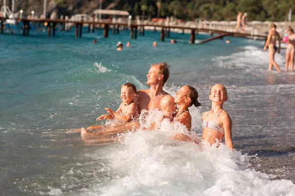 Szczęśliwe Dzieci Ojcem Plaży Dobrze Się Bawią Falach — Zdjęcie stockowe