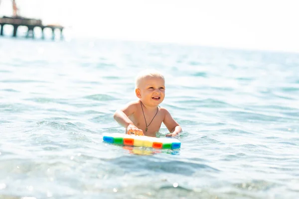 Menino Feliz Brincando Com Natação Kickboard Nas Ondas Beira Mar — Fotografia de Stock