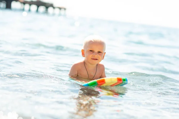 Menino Feliz Brincando Com Natação Kickboard Nas Ondas Beira Mar — Fotografia de Stock