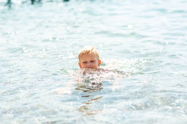 Mutlu Küçük Çocuk Deniz Kenarındaki Dalgalarda Yüzme Tahtasıyla Oynuyor — Stok fotoğraf