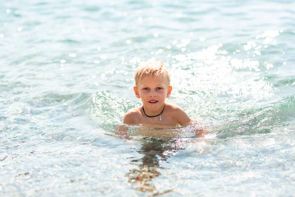 Menino Feliz Brincando Com Natação Kickboard Nas Ondas Beira Mar — Fotografia de Stock