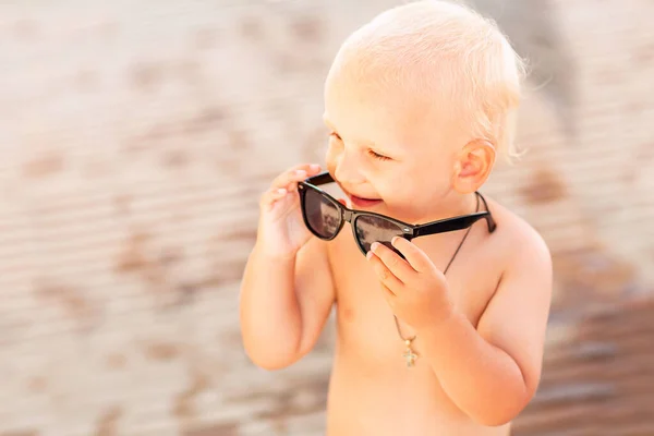 Bebé Cocido Con Grandes Gafas Sol Playa — Foto de Stock