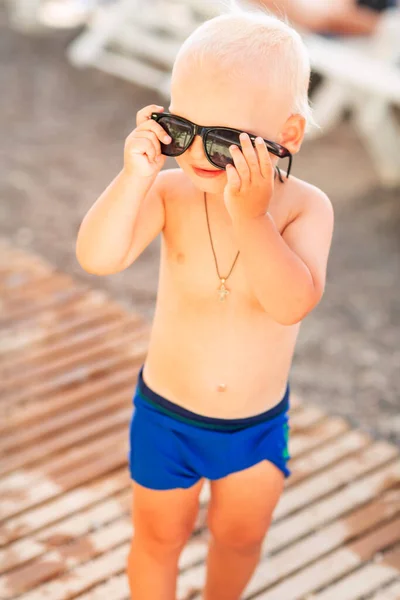 可愛いです赤ちゃん男の子ポーズで大きなサングラスでザビーチ — ストック写真