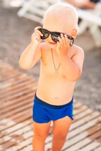 Mignon Bébé Garçon Posant Dans Grandes Lunettes Soleil Sur Plage — Photo