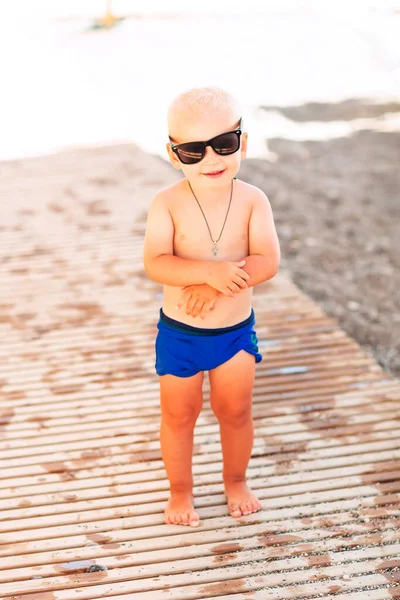 Schattige Baby Jongen Poseren Grote Zonnebril Het Strand — Stockfoto