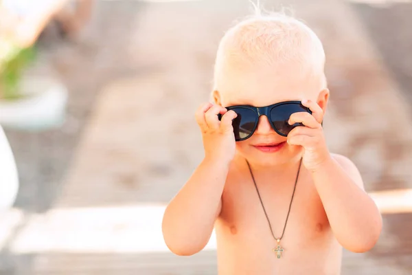 Schattige Baby Jongen Poseren Grote Zonnebril Het Strand — Stockfoto