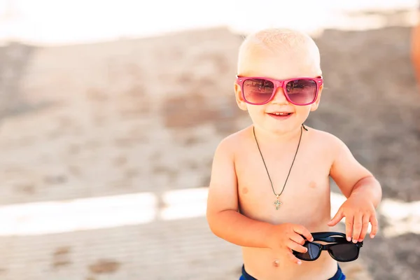 Netter Kleiner Junge Posiert Mit Großer Sonnenbrille Strand — Stockfoto