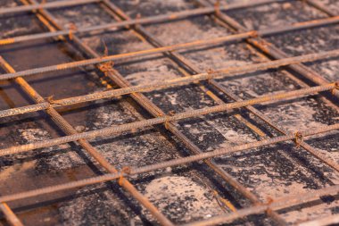 Yeni ev temelleri için temel plaka takviye çubukları.