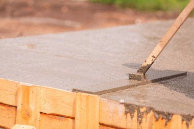 Beton karıştırıcının beton ya da beton döşemesi. Ev temelleri oluşturuluyor