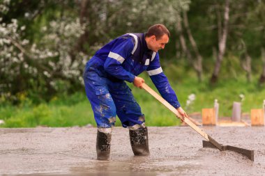Beton karıştırıcının beton ya da beton döşemesi. Ev temelleri oluşturuluyor